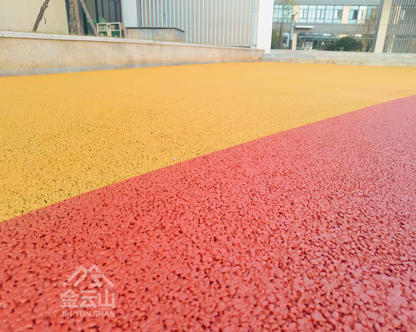 透水混凝土地坪出現(xiàn)針孔、氣泡、掉石子怎么辦呢？